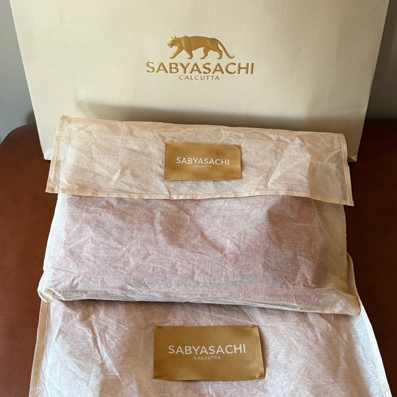 NEW Sabyasachi Elegant Red and Gold Embroidered Saree - Picture 6 of 7